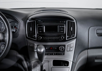 Подержанный автомобиль Hyundai H-1 2015 года (13 фото)