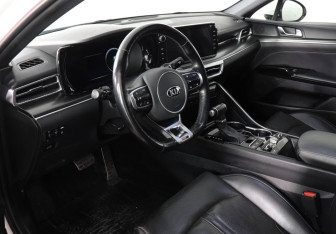 Подержанный автомобиль Kia K5 2020 года (9 фото)
