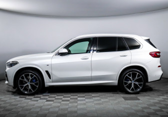 Подержанный автомобиль BMW X5 2022 года (8 фото)