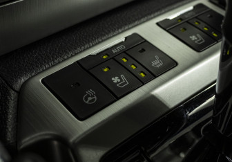 Подержанный автомобиль Toyota Land Cruiser Suv 2015 года (18 фото)