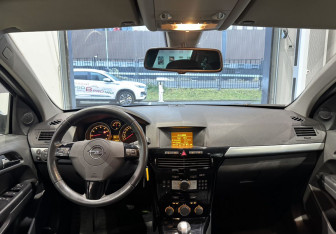 Подержанный автомобиль Opel Astra Wagon 2011 года (11 фото)