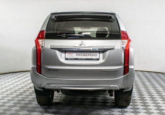 Подержанный автомобиль Mitsubishi Pajero Sport 2017 года (6 фото)