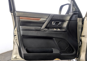 Подержанный автомобиль Mitsubishi Pajero 2008 года (19 фото)