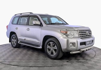 Подержанный автомобиль Toyota Land Cruiser Suv 2013 года (3 фото)
