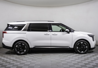 Подержанный автомобиль Kia Carnival 2025 года (4 фото)