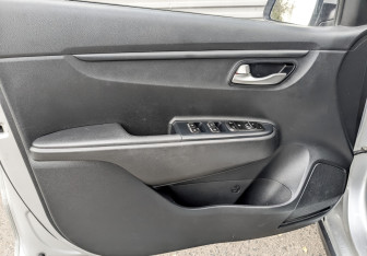 Подержанный автомобиль Kia Rio Hatchback 2021 года (19 фото)