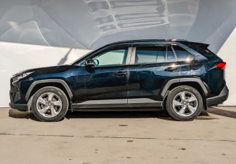 Подержанный автомобиль Toyota RAV4 2021 года (8 фото)
