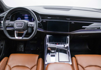 Подержанный автомобиль Audi Q8 2018 года (13 фото)
