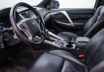 Подержанный автомобиль Mitsubishi Pajero Sport 2018 года (10 фото)