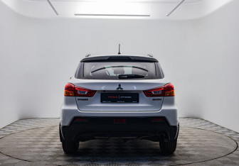 Подержанный автомобиль Mitsubishi ASX 2011 года (6 фото)