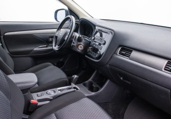 Подержанный автомобиль Mitsubishi Outlander 2013 года (10 фото)
