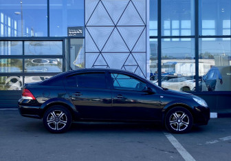 Подержанный автомобиль Opel Astra Sedan 2012 года (4 фото)