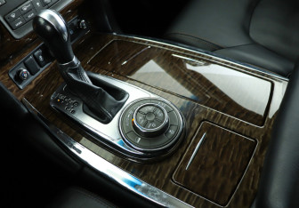 Подержанный автомобиль Nissan Patrol 2013 года (23 фото)