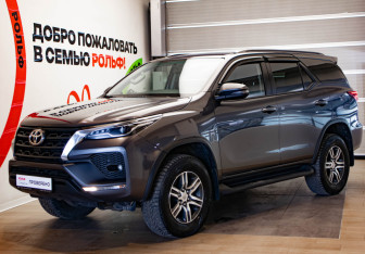 Подержанный автомобиль Toyota Fortuner 2021 года (1 фото)