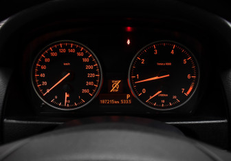 Подержанный автомобиль BMW X1 2013 года (13 фото)