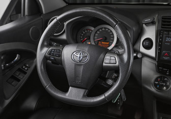 Подержанный автомобиль Toyota RAV4 2012 года (12 фото)