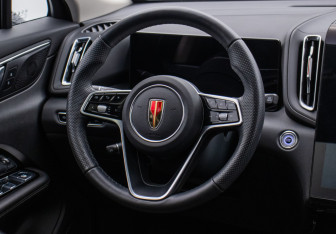 Подержанный автомобиль Hongqi HS3 2024 года (15 фото)