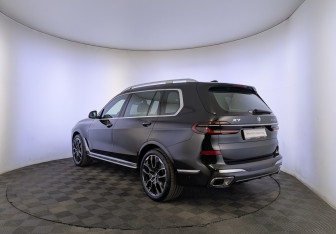 Подержанный автомобиль BMW X7 2024 года (7 фото)