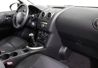 Подержанный автомобиль Nissan Qashqai+2 2011 года (9 фото)