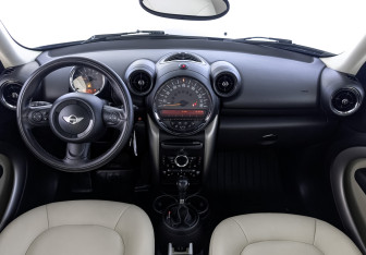 Подержанный автомобиль MINI Countryman 2015 года (14 фото)