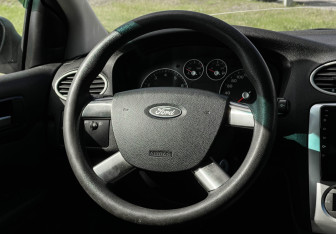 Подержанный автомобиль Ford Focus Sedan 2006 года (14 фото)