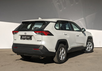 Подержанный автомобиль Toyota RAV4 2021 года (2 фото)