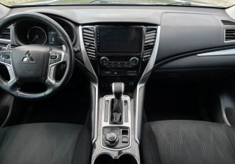 Подержанный автомобиль Mitsubishi Pajero Sport 2019 года (12 фото)
