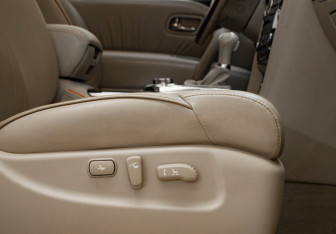 Подержанный автомобиль Infiniti QX56 2012 года (31 фото)