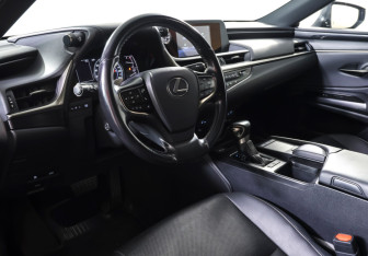 Подержанный автомобиль Lexus ES 2020 года (15 фото)