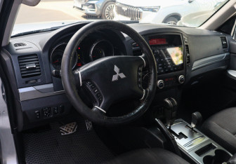 Подержанный автомобиль Mitsubishi Pajero 2011 года (12 фото)