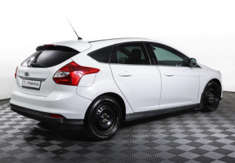 Подержанный автомобиль Ford Focus Hatchback 2011 года (5 фото)