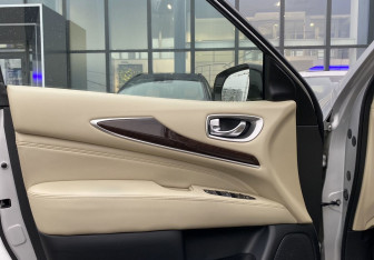 Подержанный автомобиль Infiniti QX60 2018 года (20 фото)