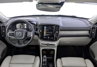 Подержанный автомобиль Volvo XC40 2021 года (14 фото)