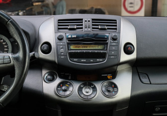 Подержанный автомобиль Toyota RAV4 2012 года (10 фото)