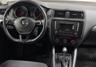 Подержанный автомобиль Volkswagen Jetta Sedan 2016 года (12 фото)
