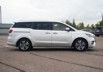 Подержанный автомобиль Kia Carnival 2020 года (4 фото)