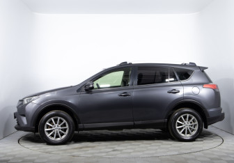 Подержанный автомобиль Toyota RAV4 2015 года (8 фото)