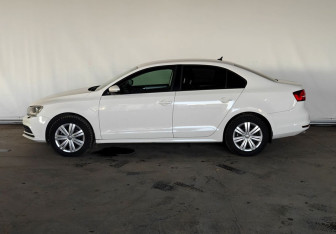 Подержанный автомобиль Volkswagen Jetta Sedan 2015 года (7 фото)