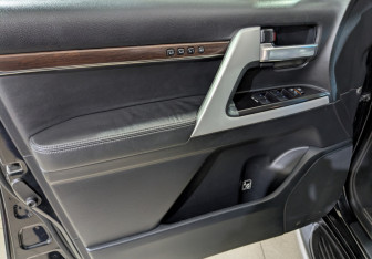Подержанный автомобиль Toyota Land Cruiser Suv 2016 года (20 фото)
