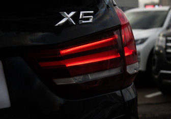 Подержанный автомобиль BMW X5 2013 года (30 фото)