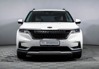 Подержанный автомобиль Kia Carnival 2021 года (2 фото)