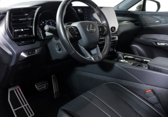 Подержанный автомобиль Lexus RX 2023 года (16 фото)