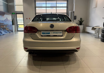 Подержанный автомобиль Volkswagen Jetta Sedan 2014 года (6 фото)