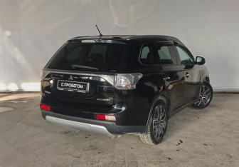 Подержанный автомобиль Mitsubishi Outlander 2014 года (4 фото)