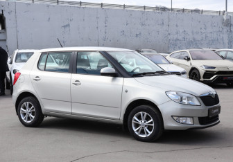 Подержанный автомобиль Skoda Fabia Hatchback 2012 года (3 фото)
