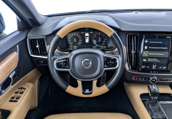 Подержанный автомобиль Volvo V90 2019 года (21 фото)
