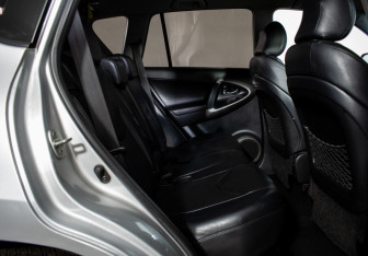 Подержанный автомобиль Toyota RAV4 2006 года (9 фото)