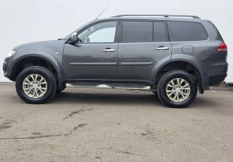 Подержанный автомобиль Mitsubishi Pajero Sport 2014 года (8 фото)