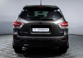 Подержанный автомобиль Nissan Pathfinder 2015 года (6 фото)