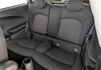 Подержанный автомобиль MINI Hatch 2016 года (18 фото)